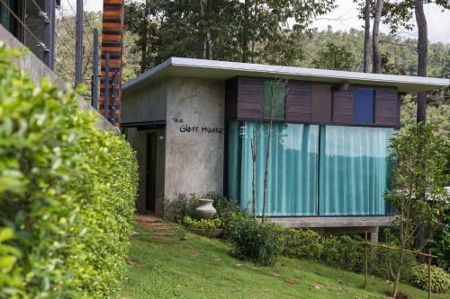 a building with a sign that reads the guest house at Phu Pha View Doi in Samoeng