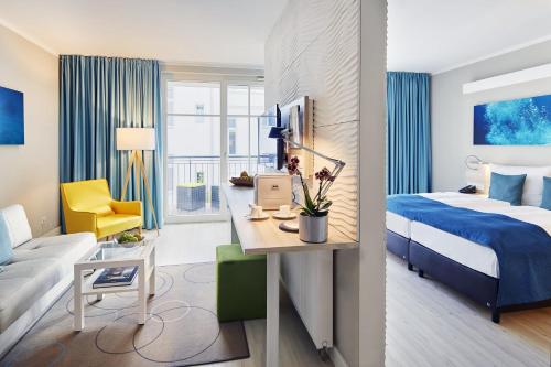a hotel room with a bed and a desk at SEETELHOTEL Kaiserstrand Beachhotel das Lifestyle-Hotel direkt am Strand in Bansin