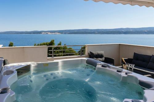Seaside Luxury Villa with Jacuzzi and Sea View, Omiš