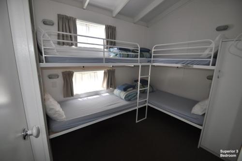 מיטה או מיטות בחדר ב-BIG4 Riverside Swan Hill