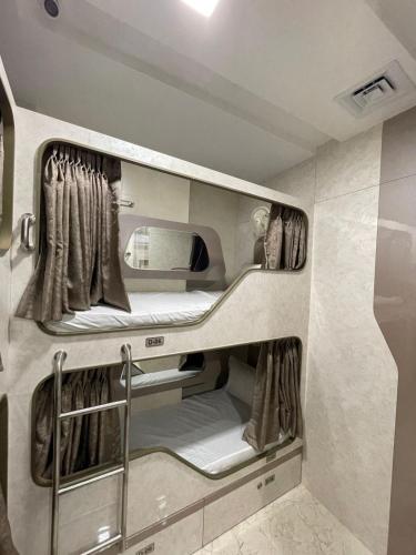 Innenansicht eines Wohnmobil-Badezimmers mit Vorhängen in der Unterkunft AVIRAHI HOTEL in Mumbai