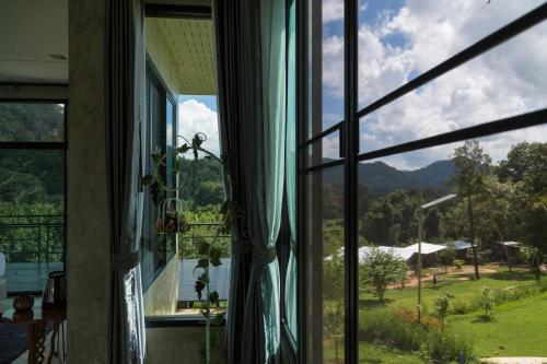 a window with a view of a mountain view at Phu Pha View Doi in Samoeng