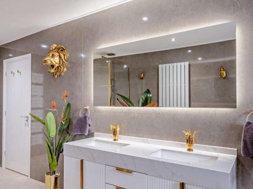 a bathroom with two sinks and a large mirror at 3 Bed in Shanklin oc-92053 in Shanklin