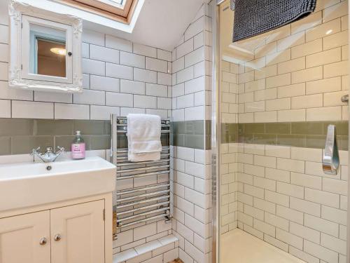 a bathroom with a sink and a shower at 3 Bed in Brockenhurst oc-nfl82 in Beaulieu