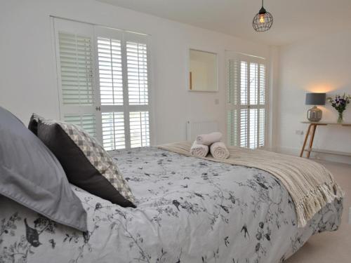 a bedroom with a bed with two towels on it at 2 Bed in Bournemouth oc-48516 in Bournemouth
