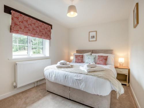 a bedroom with a bed with two towels on it at 2 Bed in Fordingbridge oc-96127 in Godshill