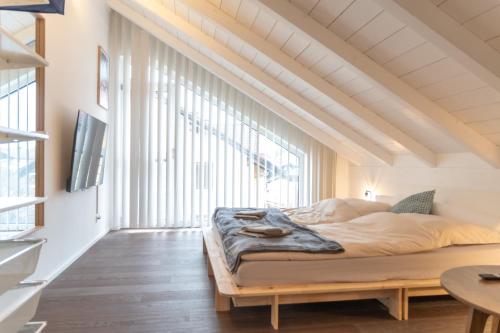 a bedroom with a bed and a large window at Eggstätt am Chiemsee, Auto-Check-in 24-7, gratis Parkplatz an der Unterkunft, Netflix & Amazon Prime inc, voll ausgestattet in Eggstätt