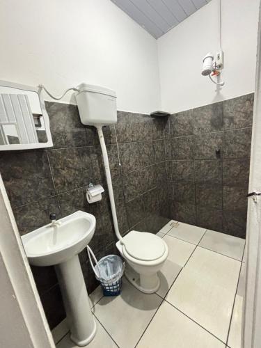a bathroom with a toilet and a sink at Hotel D'Aldeia Cametá in Cametá