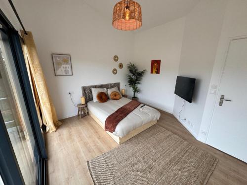 a bedroom with a bed with two teddy bears on it at VILLA Papillon , maison entière avec jardin in Champigny-sur-Marne
