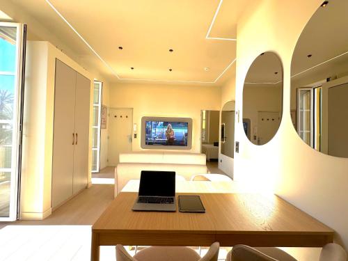MONACO - MENTON - SEA VIEW - FULL CLIM - 2 BEDROOMS - PREMIUM LOCATION - LUXURY RENOVATED - PARKING - BALCONY - BEAcH and SUN
