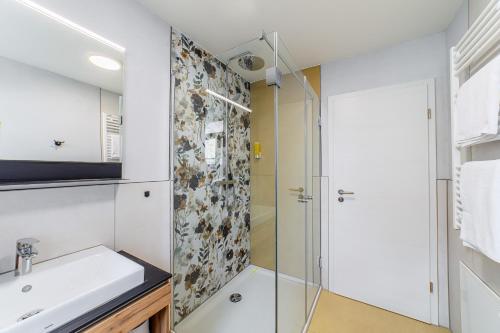 a bathroom with a shower and a sink at Apartment mit Terrasse "Blumentraum" in Spalt