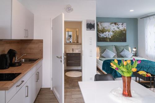 a kitchen and a living room with a bed and a table at Skandi Streudorf in Muhr amSee
