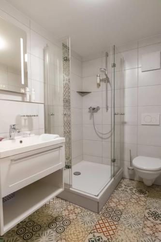 a bathroom with a shower and a sink and a toilet at Einzelzimmer 16 in Heidenheim