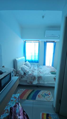 a bedroom with two beds and a blue ceiling at OSAKA RIVERVIEW in Tangerang