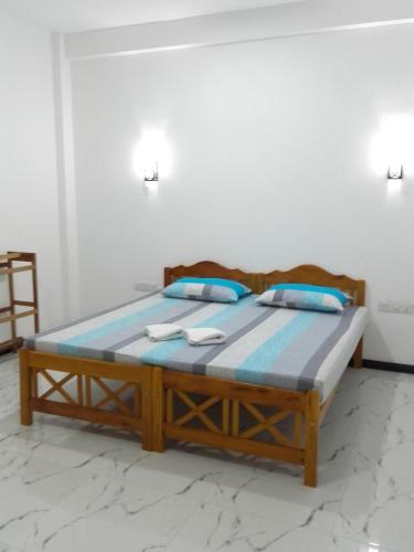 - un lit dans une chambre avec 2 serviettes dans l'établissement Wick's Apartment, à Hikkaduwa