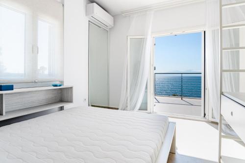 Llit o llits en una habitació de Penthouse Seafront Luxury Studio