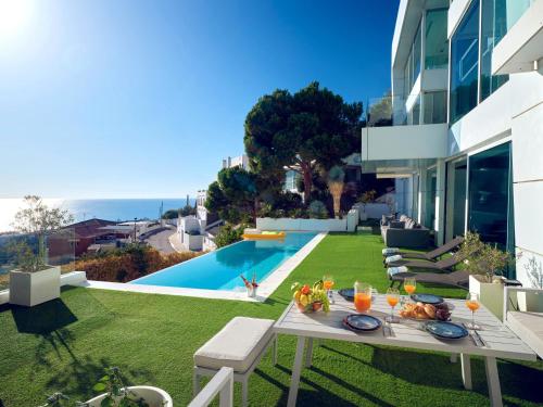 Villa in Sitges with Pool, Jacuzzi, BBQ, View, AC, 12Pax