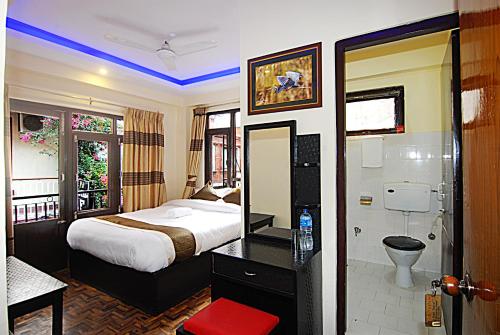 Habitación de hotel con cama y baño en Hotel Gallery Nepal, en Katmandú