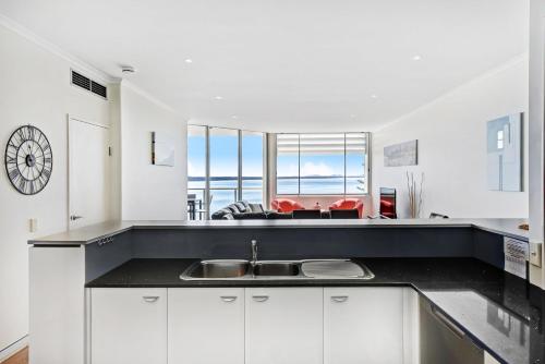 cocina con fregadero y encimera en Sandcastle Apartments, en Port Macquarie