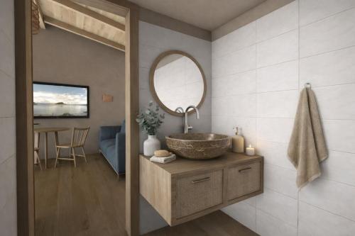 ein Badezimmer mit Waschbecken und Spiegel in der Unterkunft Katoi suite in Éxo Khóra