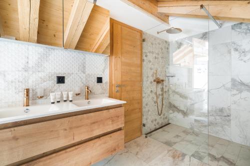 a bathroom with a sink and a shower at Guernerés & Spa by Alpine Resorts in Grimentz