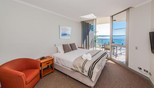 Ένα ή περισσότερα κρεβάτια σε δωμάτιο στο Sandcastle Apartments