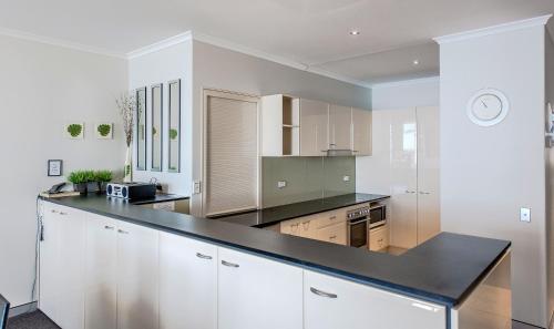 Η κουζίνα ή μικρή κουζίνα στο Sandcastle Apartments