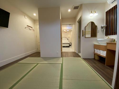 a bathroom with a sink and a mirror at 大同GardenHotel 大阪西九条Annex in Osaka