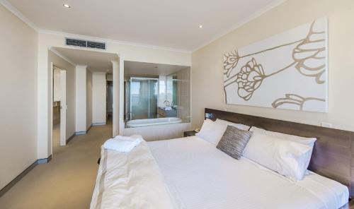 Ένα ή περισσότερα κρεβάτια σε δωμάτιο στο Sandcastle Apartments