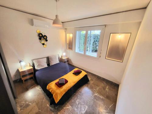 a bedroom with a bed and a window at Sasseres Appart Souplex 6 pers Extérieur in Argelès-Gazost