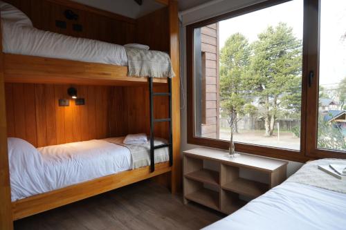 two bunk beds in a room with a window at Guti Andino Boutique in San Carlos de Bariloche