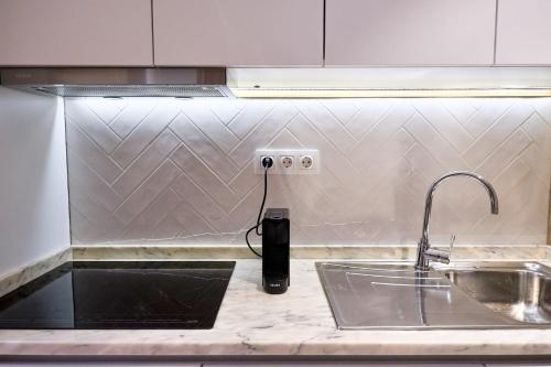 a kitchen counter with a sink and aaucet at Mid-Atlantic House in Angra do Heroísmo