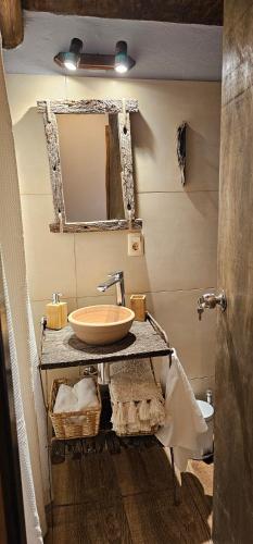 a bathroom with a sink and a mirror at Morada La Granja in Minas