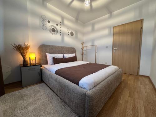 a bedroom with a large bed in a room at Aria Apartment in Prishtinë
