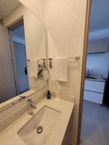 a bathroom with a sink and a mirror at Porto Horizonte suite 424 in Playa Bello Horizonte