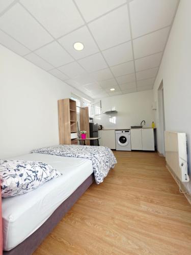 Llit o llits en una habitació de Modern studio