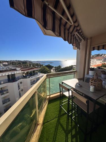 a balcony with a table and a view of the ocean at Bleu Azur -Vue Mer 6e Etage - Triangle d'Or in Saint-Raphaël