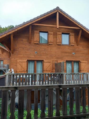 Les chalets d Evian في إيفيان لي بان: كابينة خشبية