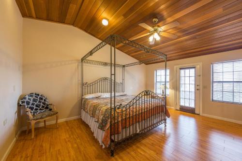 a bedroom with a bed and a wooden ceiling at Yosemite Sierra Blossom in Yosemite West
