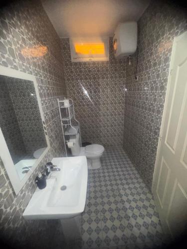 a bathroom with a sink and a toilet at Appartement privatif À Mbour face RN1 in Mbour