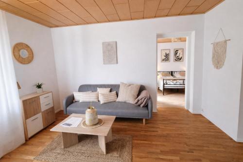 a living room with a blue couch and a table at Ferienwohnung Wie dehemm in Sankt Ingbert
