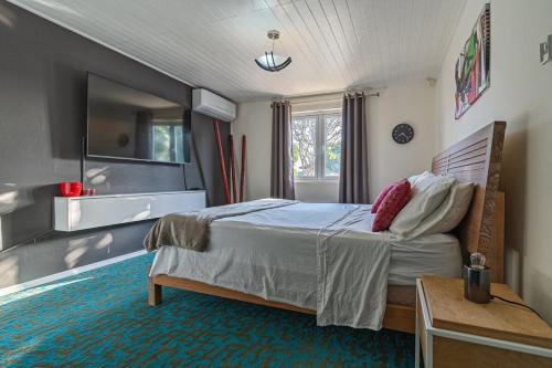 En eller flere senge i et værelse på Ojanea Home
