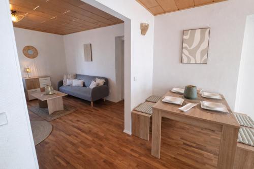 a living room with a table and a couch at Ferienwohnung Wie dehemm in Sankt Ingbert