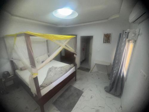 a bedroom with two bunk beds in a room at Appartement privatif À Mbour face RN1 in Mbour