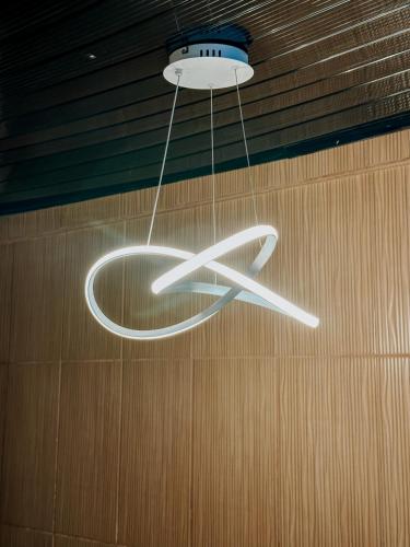 a chandelier hanging from the ceiling in a room at Espaços Cardoso, HORIZONTE- amplitude e respiro in Igrejinha