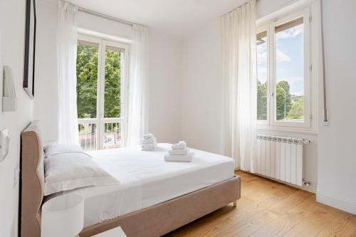 Accommodation near the center with river views