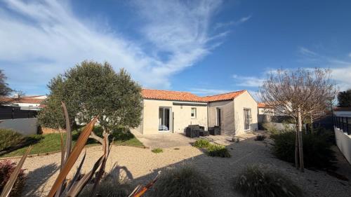 Alona-Maison de standing proche commerces et plages