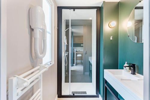 a bathroom with a mirror and a sink at Camping Papillon Kinrooi - Vakantiehuis Familie 6P in Kinrooi