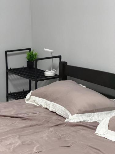 Llit o llits en una habitació de Cozy Grey Studio