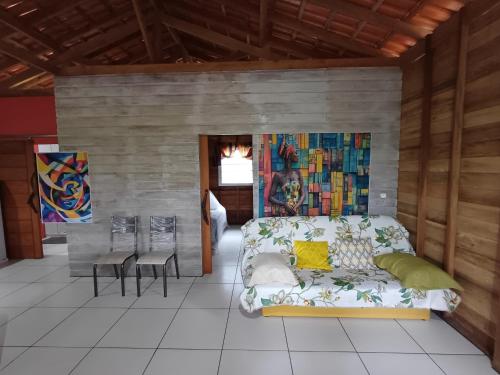 ein Zimmer mit einem Bett, einem Tisch und Stühlen in der Unterkunft Casa vermelho in Saint-Georges